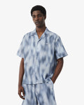 MEN'S RELAXED FIT SHORT SLEEVED PRINTED SHIRT (Gris / Bleu Clair • UM5)